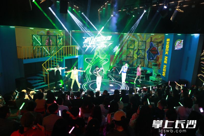 《疯狂星友团》演出现场。长沙晚报全媒体记者 陈卓 摄