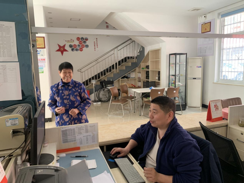 王福珍老人特意到社区感谢社区及时恢复照明。