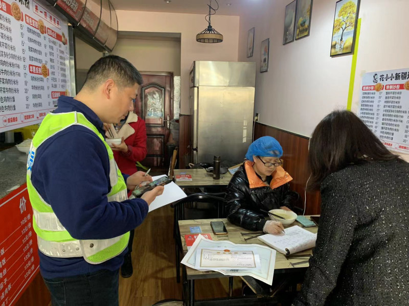 彭勇在现场为商户服务。均为长沙晚报通讯员许浩铭 摄
