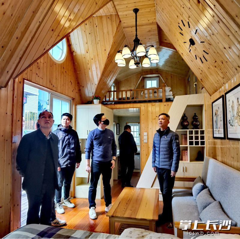 与会人员观摩隆鑫门窗有限公司轻钢结构产品—移动房车内部装饰体系