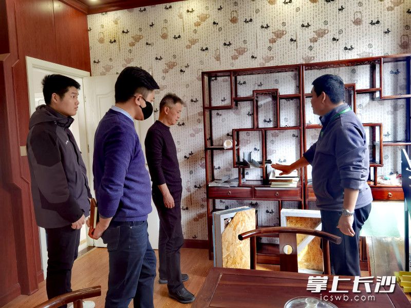 与会人员正在参观隆鑫门窗轻钢别墅的墙体结构体系及工艺