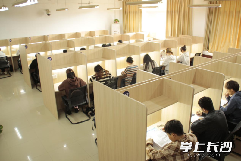 学生在自习室自习。均为学校供图