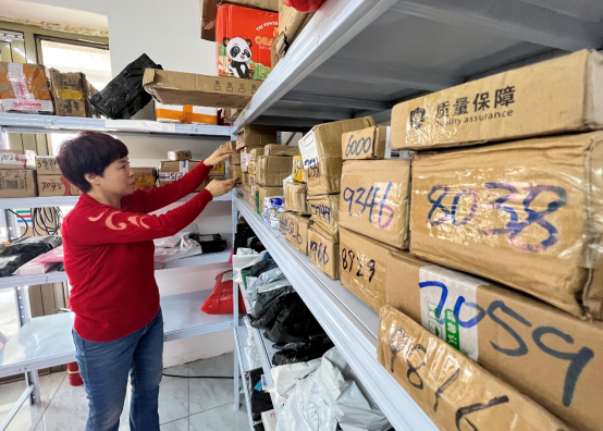 新疆消费者到家附近的村快递代收点领取快递。 摄影|刘洲