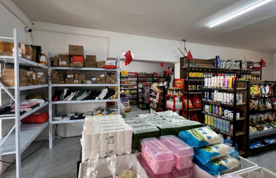 与米合热阿依一样，新疆不少村的便利店都搭建起了快递代收点。 摄影|刘洲