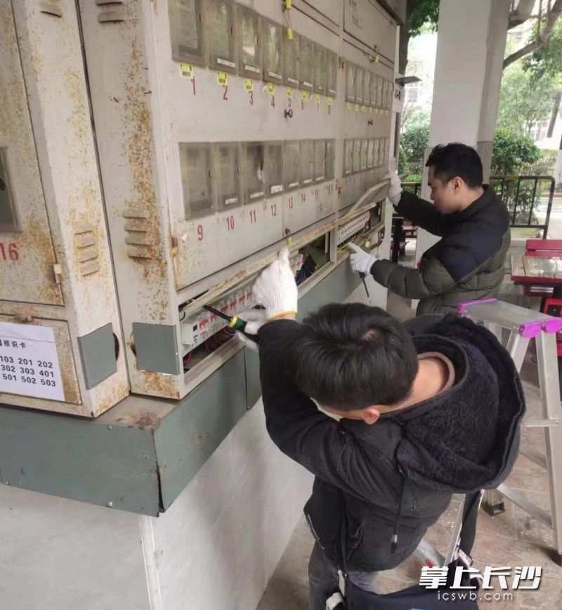 工作人员开展安全排查