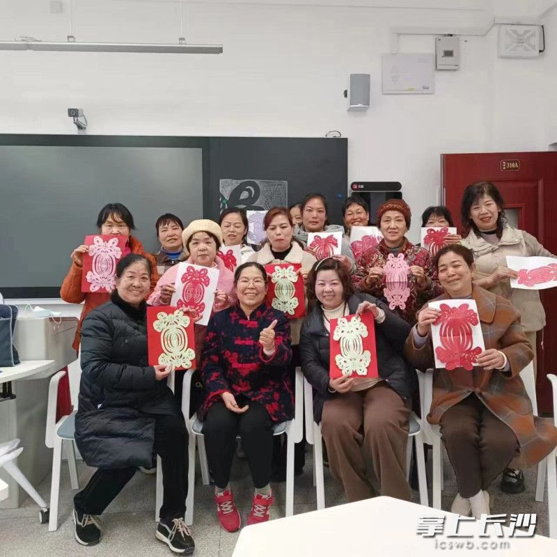 长沙社区大学校本部剪纸班学员展示学习作品。长沙社区大学 供图