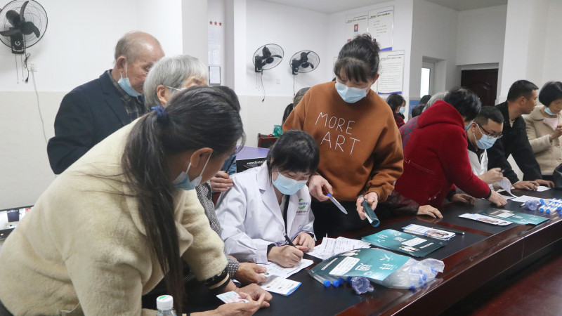 工作人员分批次为中老年居民免费进行AD早期风险筛查。