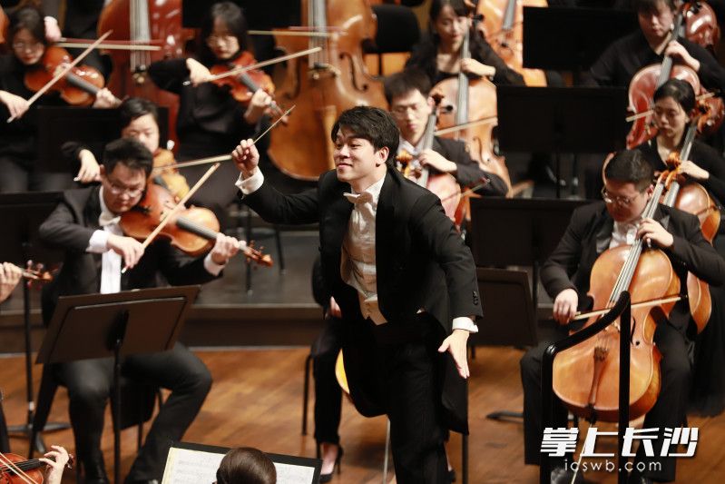 本场音乐会指挥李昊冉 本场音乐会指挥李昊冉