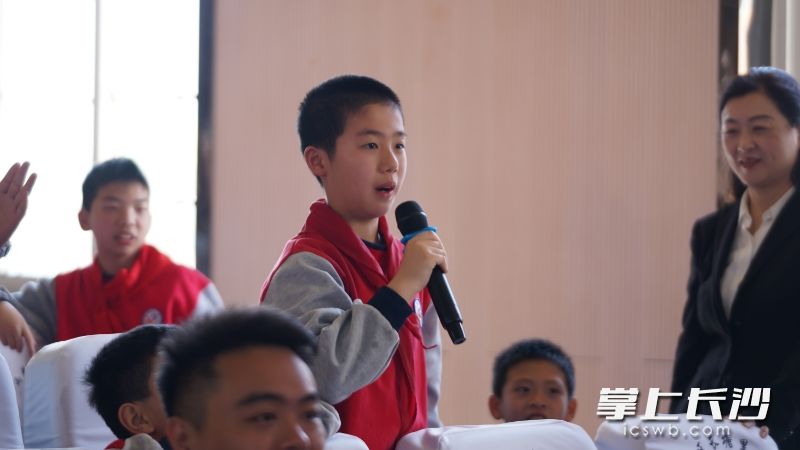 学生踊跃参与互动提问。