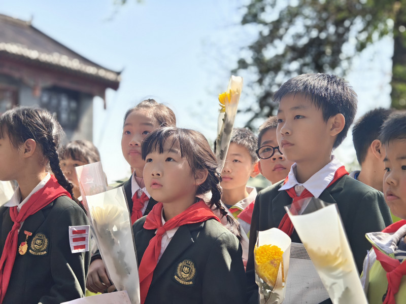 少先队员们给烈士敬献鲜花。