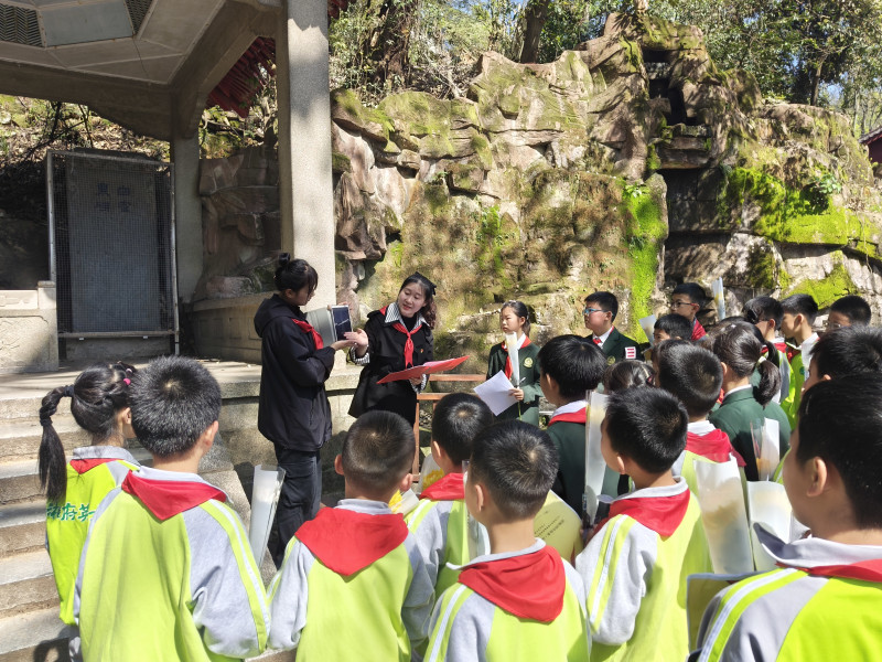 少先队员们来到岳麓山，上了一堂“特殊的思政课”。均为长沙晚报通讯员  彭靓艺 唐圆钰 供图