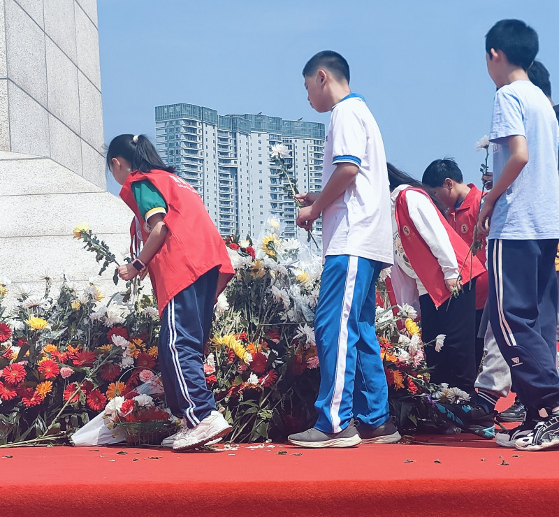 “雷锋少年”依次在革命烈士纪念碑前献上鲜花。均为长沙晚报通讯员谭玉玲 摄