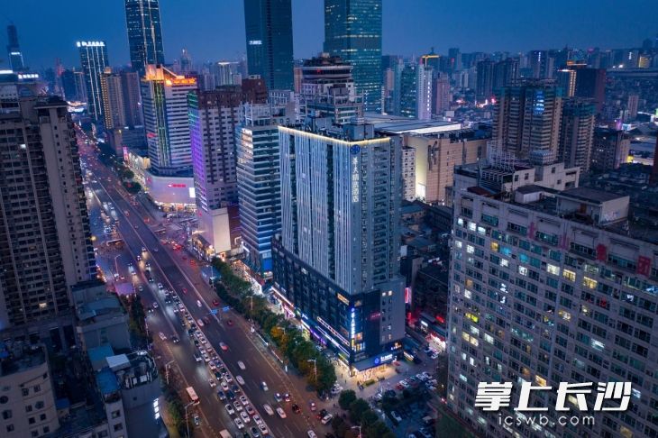 五一大道车水马龙，周边酒店密布。均为资料图片