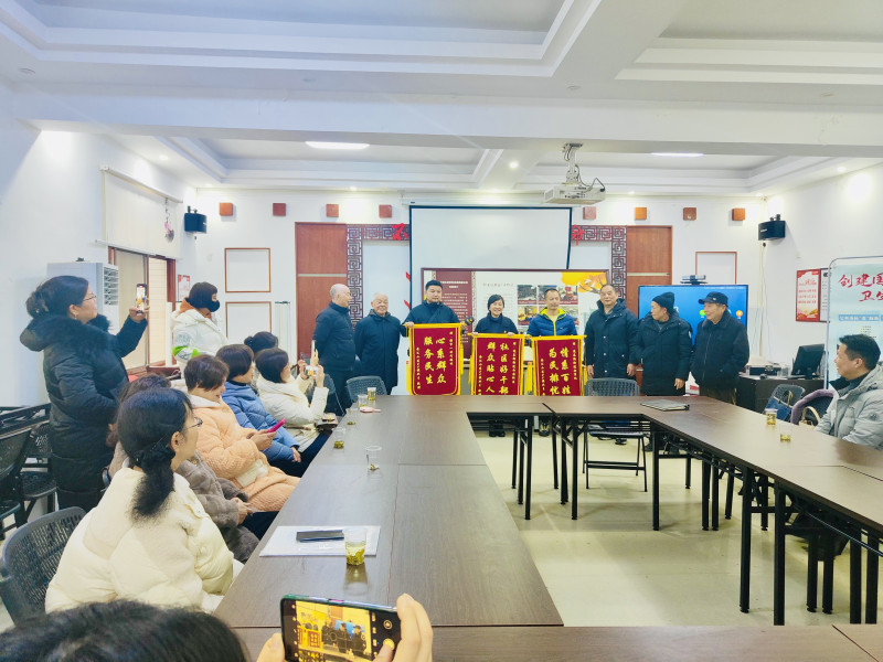 业主代表送锦旗以示感谢。