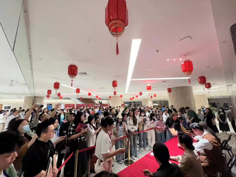 观众排队等待与演员交流互动。