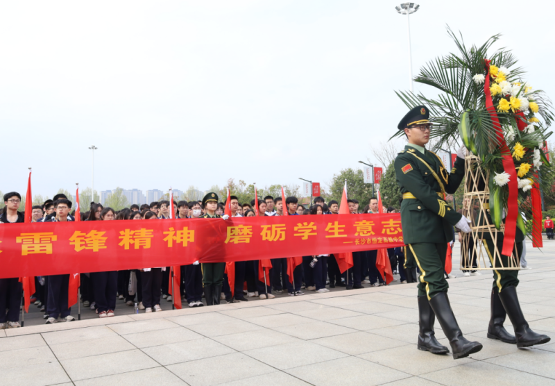 恒定中学学生代表向雷锋塑像敬献花篮。均为长沙晚报通讯员 易颇 供图