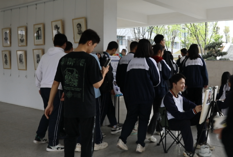 恒定中学学生现场作画。