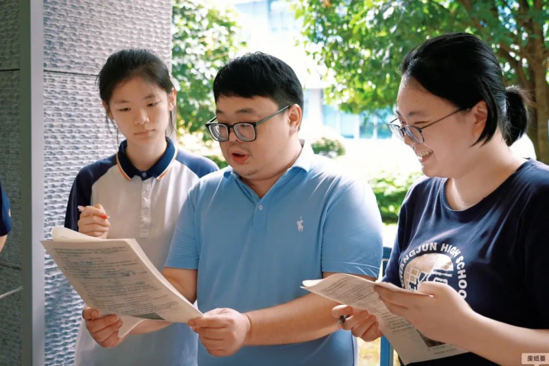 周禄丰老师上课生动且有深度，深受学生喜爱。长沙晚报通讯员 范嘉树 摄