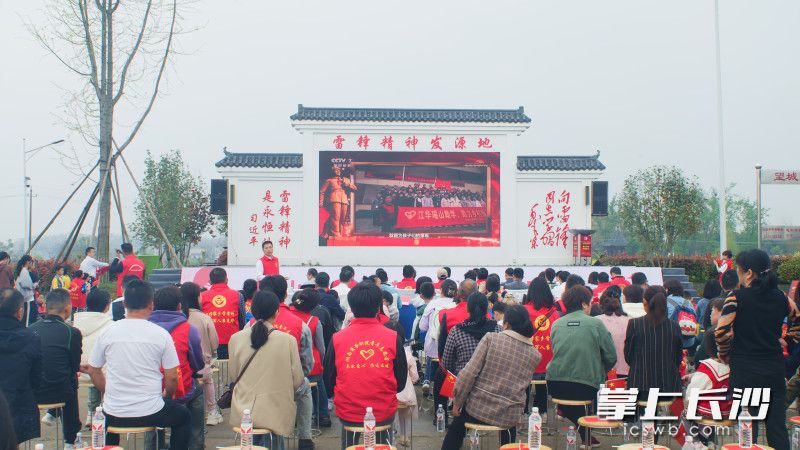 “梦想书屋”爱心助学项目启动仪式在望城区团山湖村正兴广场举办。均为长沙晚报通讯员 朱亚杰 摄
