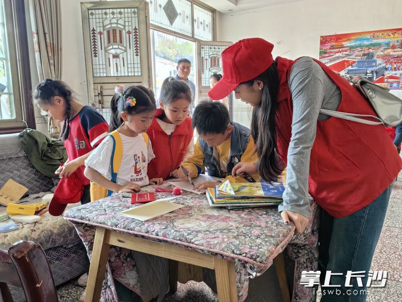 “梦想书屋”志愿者与小朋友们相互交流。