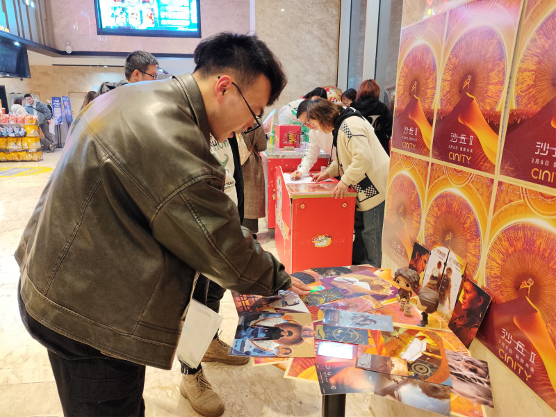 影迷排队领取海报。 均为受访者供图