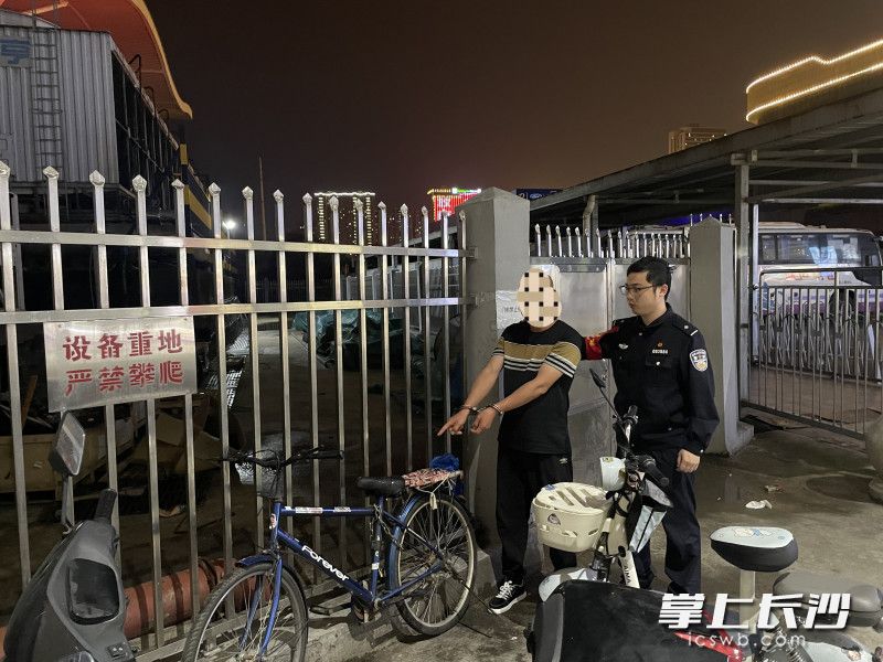 嫌疑男子指认现场。  长沙晚报通讯员 张威 供图