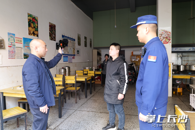 集里街道办事处工作人员在消防监督员的指导下，开出消防委托执法首张罚单。长沙晚报通讯员 寻艳 供图