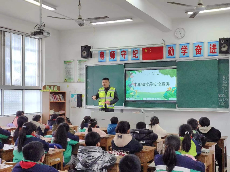 执法人员在雅山学校进行交通安全宣讲