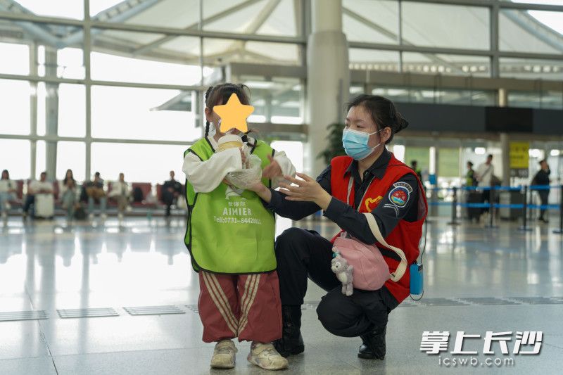 青年志愿者无微不至地照看着孤独症儿童。长沙晚报全媒体记者 何文瑞 摄