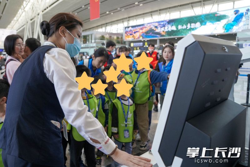 工作人员向孩子们介绍自助值机的流程。长沙晚报全媒体记者 何文瑞 摄
