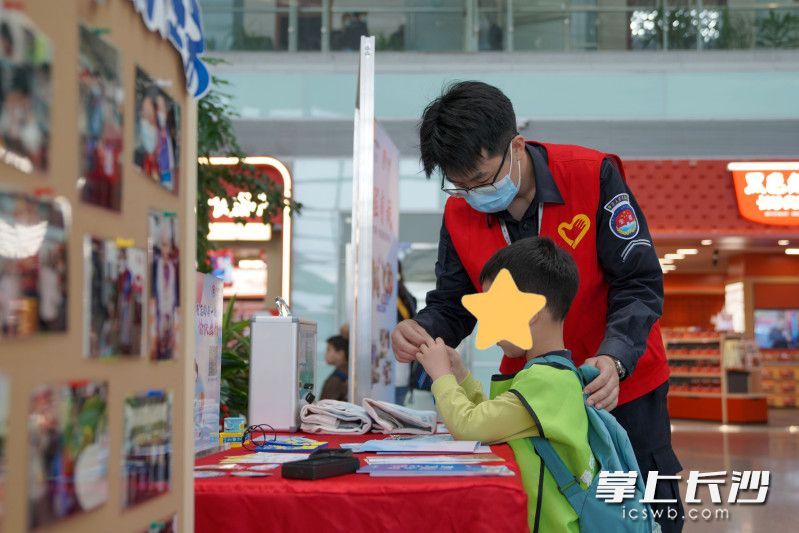 在志愿者的带领下，孩子认真参观爱心专区。长沙晚报全媒体记者 何文瑞 摄