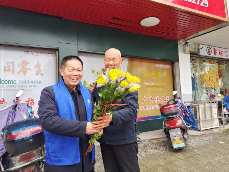 宁乡市林小青实践中心推广“鲜花换纸钱”，倡导文明祭祀。均为长沙晚报全媒体记者 张禹 通讯员 吴辉章 摄影报道