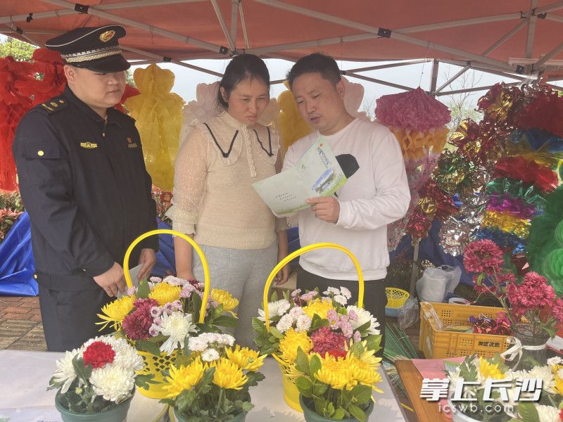 雨花区城管、环保、蓝天办等部门向市民发出“绿色环保清明”倡议书，引导广大群众移风易俗、文明祭祀。