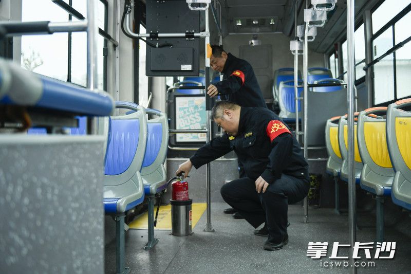 4月3日上午，长沙火车站西广场公交车站，公交义警在巡查工作。 长沙晚报全媒体记者 黄启晴 摄