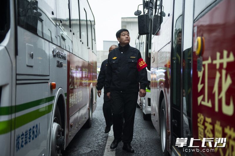 4月3日上午，长沙火车站西广场公交车站，公交义警在巡查工作。 长沙晚报全媒体记者 黄启晴 摄