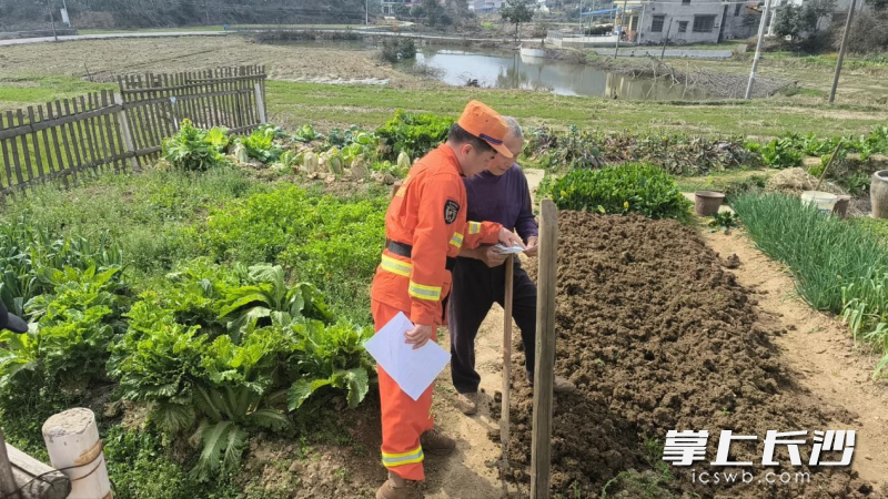 湘江新区御林应急救援队队员为村民讲解森林防灭火知识