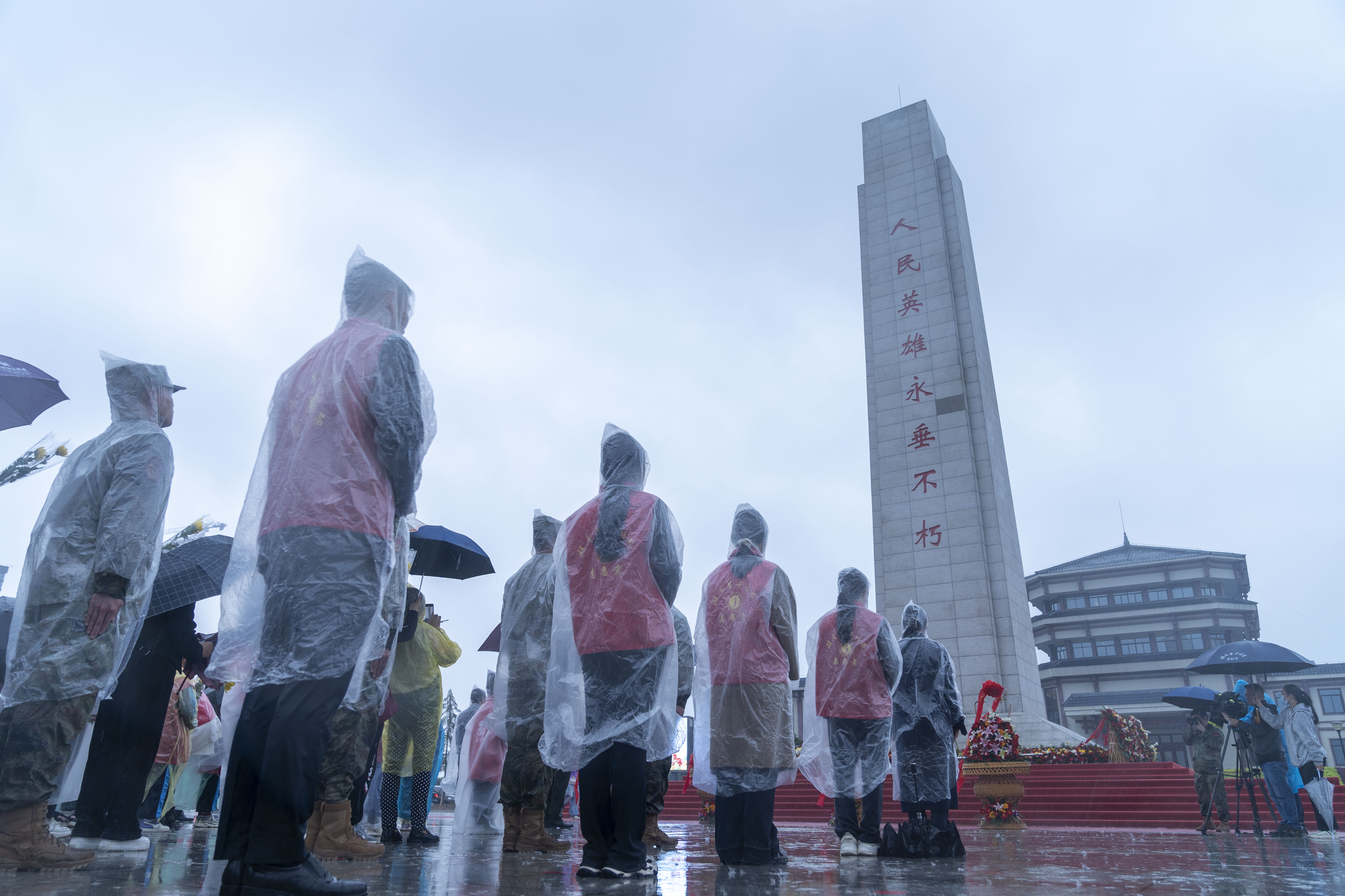 长沙市“2024·铸魂”清明祭英烈主题活动举行。均为长沙晚报全媒体记者 周数邑 摄