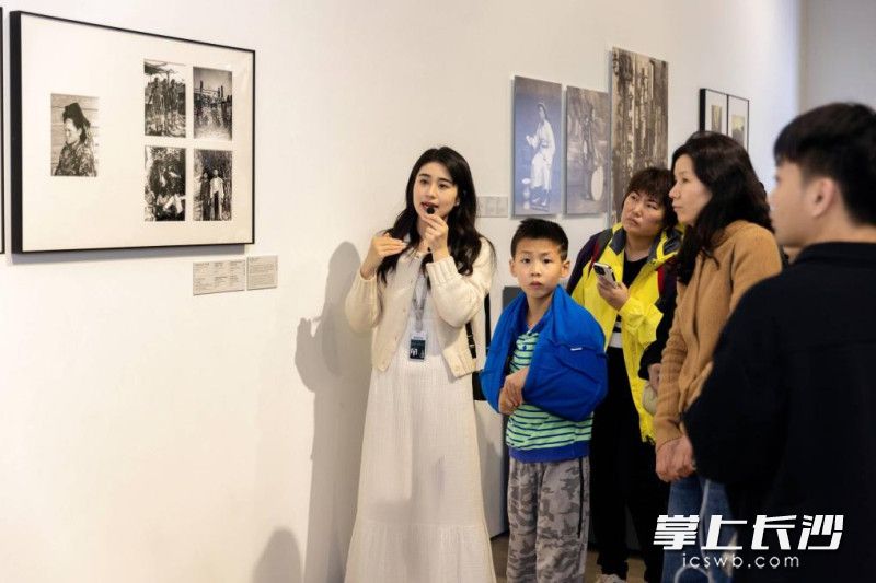 观众参观“重构：当代摄影与中国传统”展览。