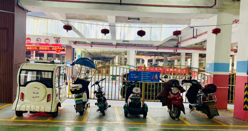 电动车停在智能充电位规范有序。 均为长沙晚报通讯员 侯翔 摄