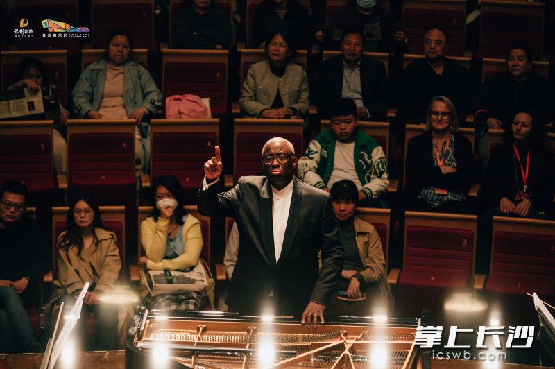 韦恩·马歇尔担任本场音乐会指挥。