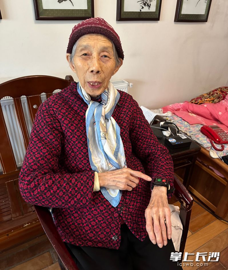 数字化养老，让85岁独居老人张凤鸣晚年生活充满安全感。长沙晚报全媒体记者 李金 摄