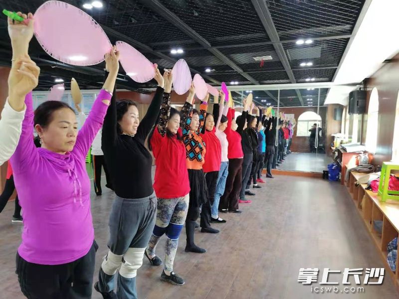 云上报名社区老年大学，大家省时又省力，畅享“智慧养老”。长沙晚报全媒体记者 李金 摄