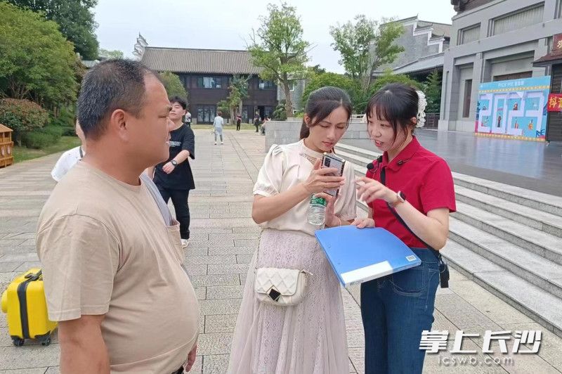 在铜官窑，党员志愿者为游客提供服务。均为长沙晚报全媒体记者 刘俊 摄