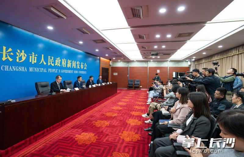 4月10 日，“乐享车生活”2024湖南汽车展览会暨长沙市汽车消费节新闻发布会在长沙市人民政府新闻发布厅举行。长沙晚报全媒体记者 邹麟 实习生 欧阳潇潇 摄