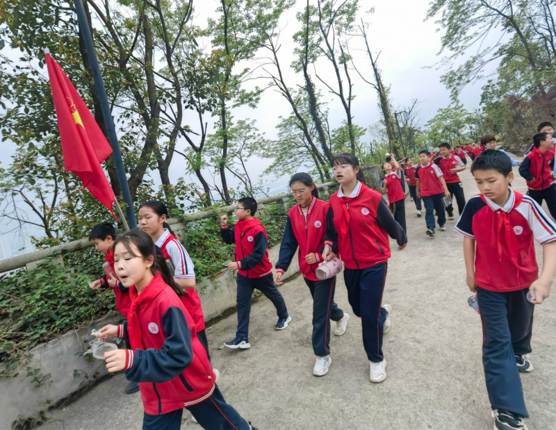 新民小学六年级的同学们在岳麓山上开展国防教育拉练活动。均为长沙晚报通讯员 龙丹 供图