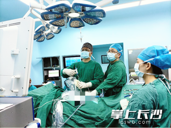 长沙市第一医院脊柱外科主任、主任医师向伟能(左一)在为患者进行脊柱侧弯手术治疗。医院供图 长沙市第一医院脊柱外科主任、主任医师向伟能(左一)在为患者进行脊柱侧弯手术治疗。医院供图