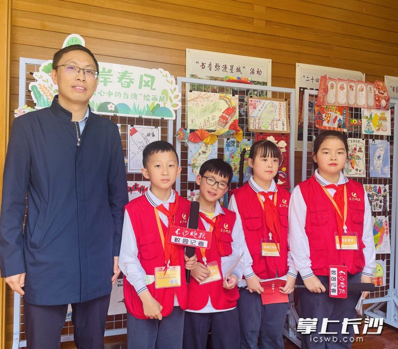 大国工匠张帅坤和采访他的育才学校长沙晚报小记者合影。