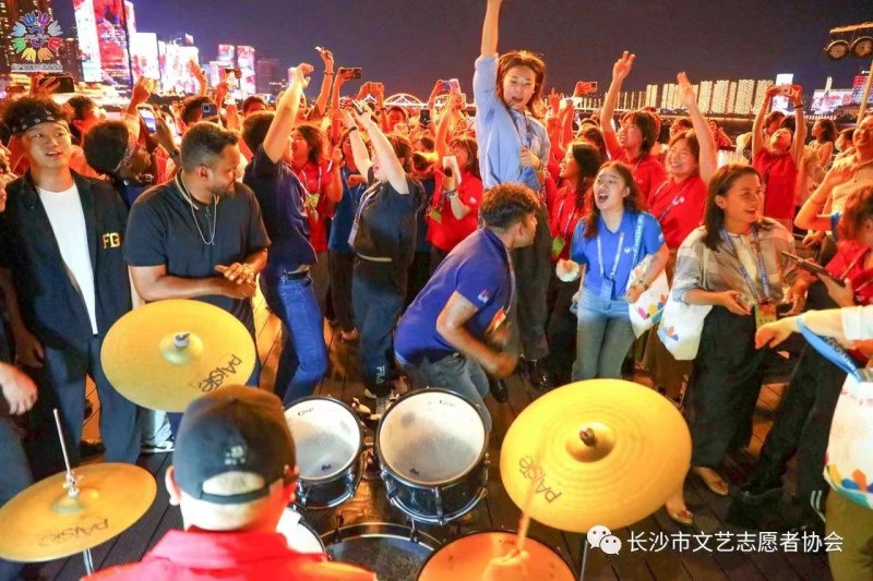 长沙文艺工作者为“一带一路”青年创意与遗产论坛参会各国青年表演文艺节目。