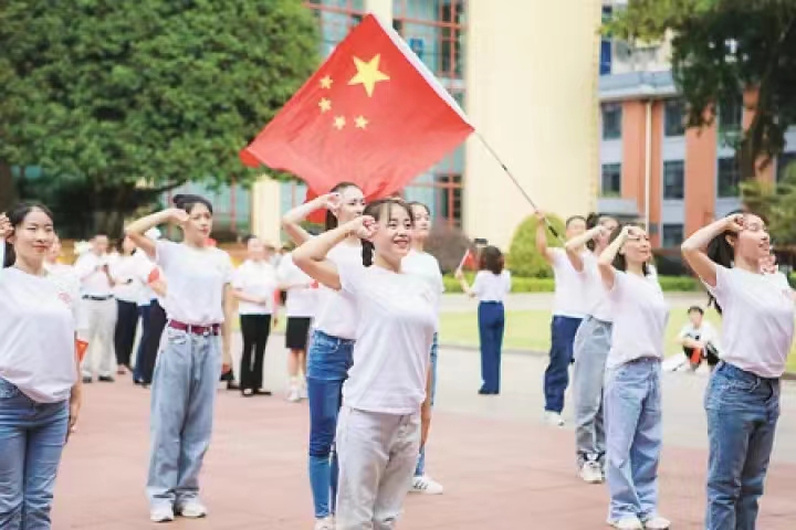 长沙市文联、长沙文艺界百名入党积极分子庆祝中国共产党成立100周年快闪活动。