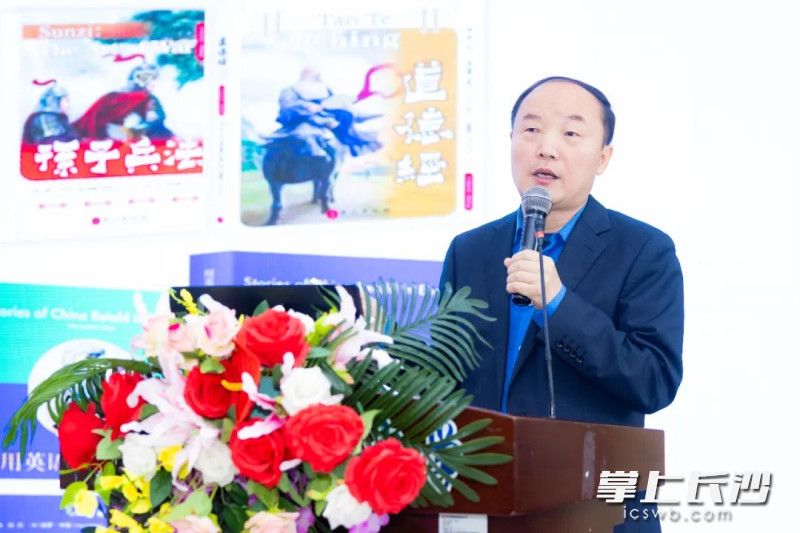 胡敏教授以“家有儿女要留学”为主题给长沙家长和学生讲座中。长沙晚报通讯员 钟鸣 摄